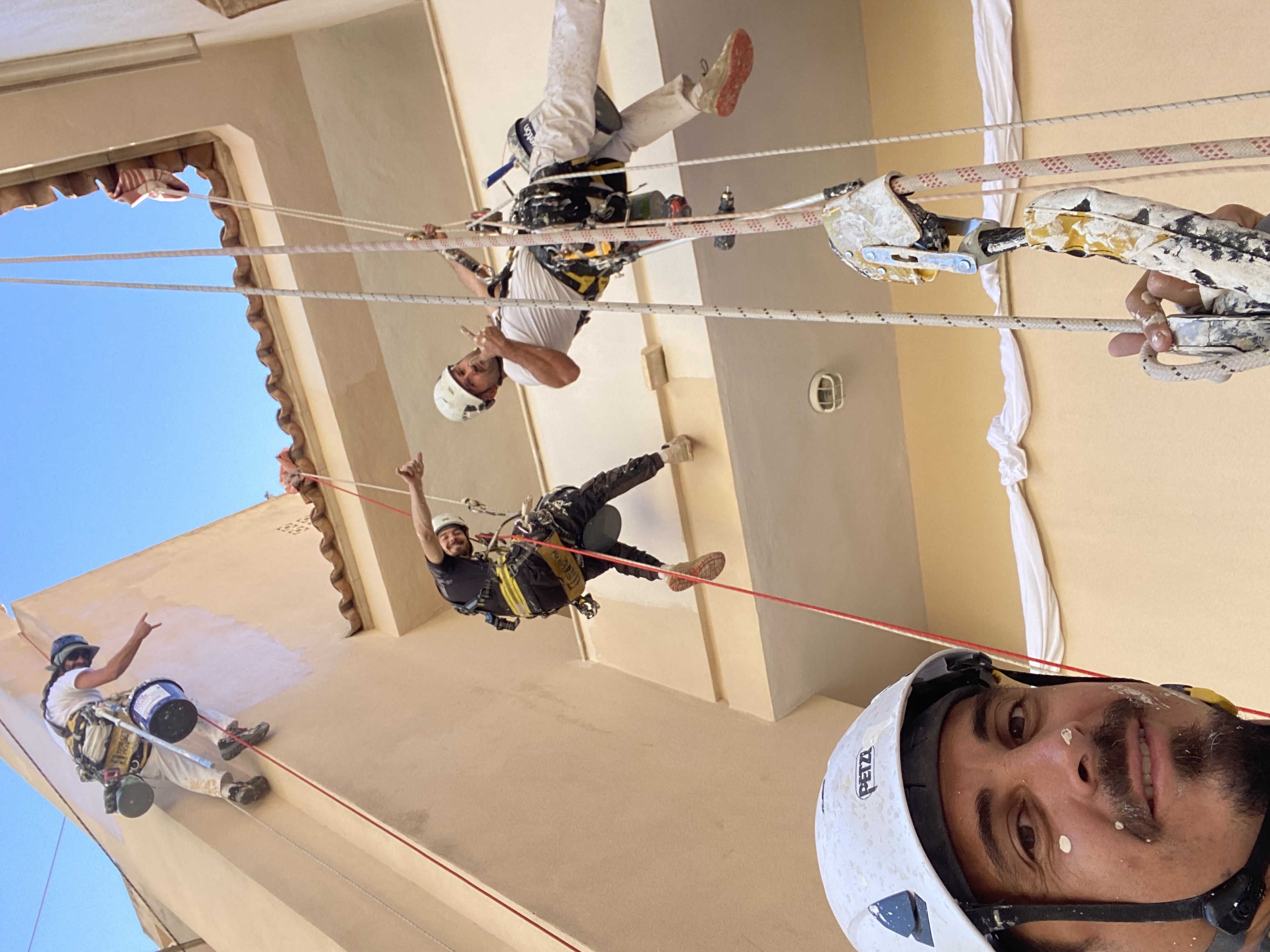 Equipo de PINTABÉ trabajando en una fachada en Mallorca